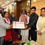 Hemant Soren handed over Check to Arjun Mahato's family
