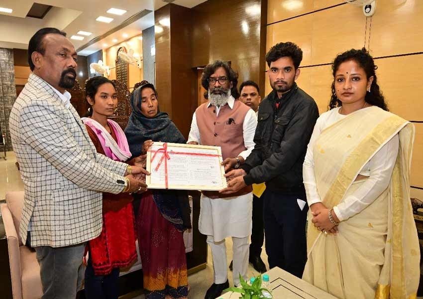 Hemant Soren handed over Check to Arjun Mahato's family