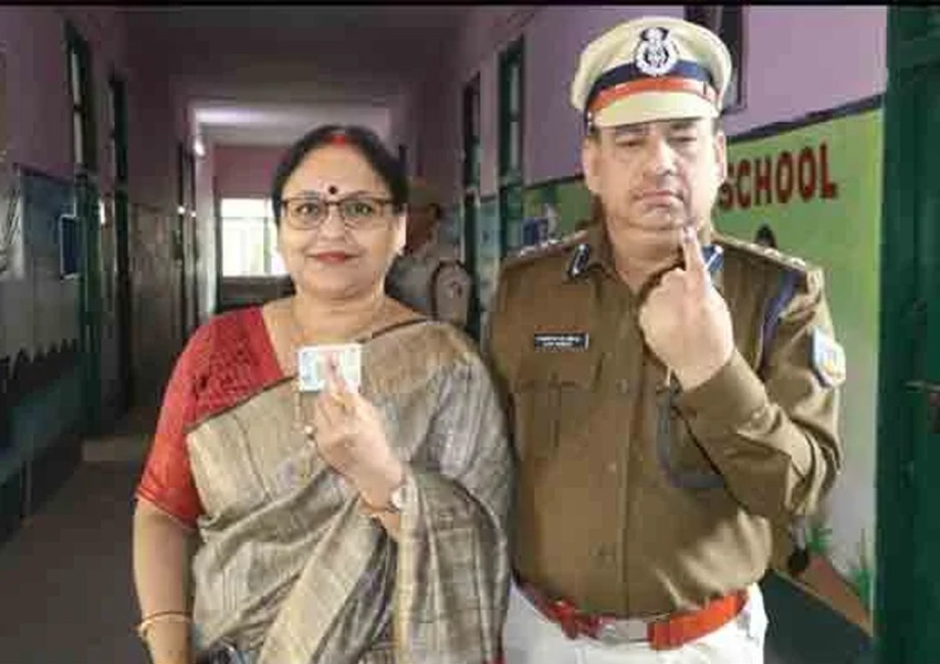 SSP Chandan Sinha Voted with his wife SSP Chandan Sinha Voted with his wife