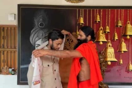 Baba-Ramdev-honored-YouTuber-Manoj-Dey