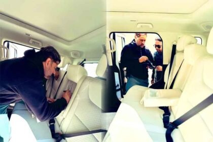 Mahendra Singh Dhoni Give Autograph