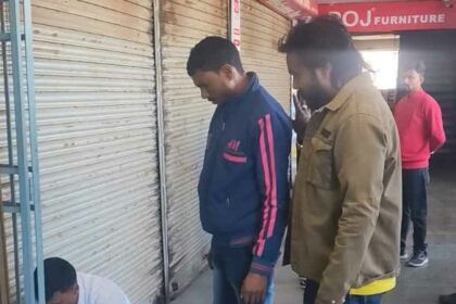 Ranchi-Municipal-Corporation-checked-the-seal-holding-and-trade-license-of-two-shops-of-Roshpa-Tower