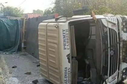A trailer loaded with gas cylinders overturned in Jamshedpur