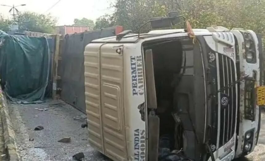 A trailer loaded with gas cylinders overturned in Jamshedpur