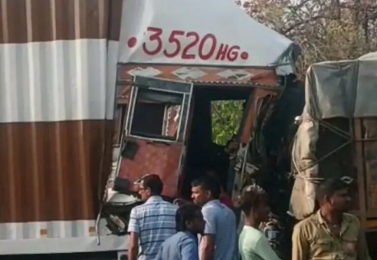 हजारीबाग के दनुआ घाटी में दो ट्रकों में टक्कर, चार घायल हजारीबाग के दनुआ घाटी में दो ट्रकों में टक्कर, चार घायल