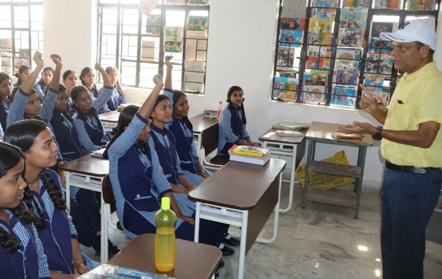 ranchi news Minister Chamra Linda surprise inspection of Government Girls High School in Jail More