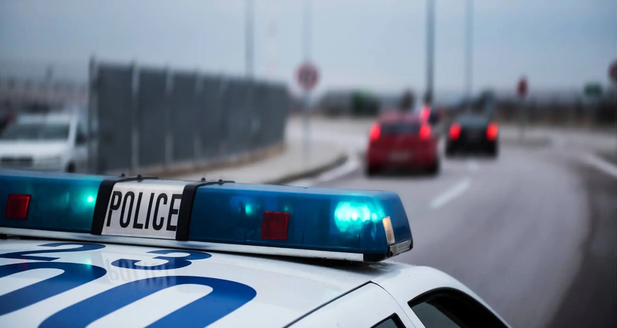 Jamshedpur police arrested the warrantee in a filmy style