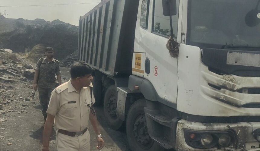 Ramgarh criminals' rampage, set a truck on fire, fired bullets..