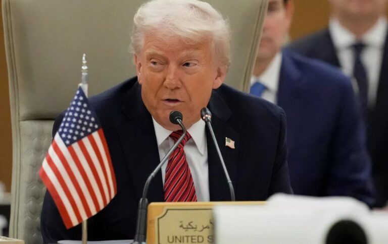 ट्रम्प का Apple-Samsung को अल्टीमेटम, अमेरिका में बनाओ iPhone, वरना 25% टैरिफ ; EU पर 50% शुल्क की धमकी