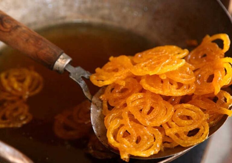 गर्मागर्म जलेबी का स्वाद ले रहे हैं? जानें एक टुकड़ा खाने से सेहत पर क्या पड़ता है असर