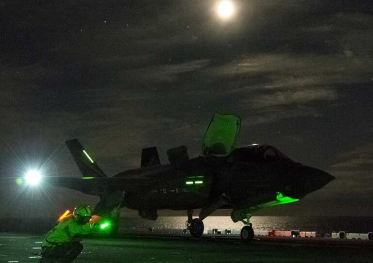 F-35B और B-2 की इमरजेंसी लैंडिंग, केरल और हवाई में फंसे स्टील्थ विमान