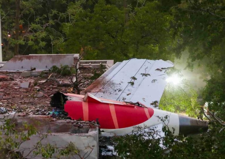 अहमदाबाद प्लेन क्रैश : यात्रियों के परिवार वालों को कैसे मिलेगा इंश्योरेंस क्लेम? अहमदाबाद प्लेन क्रैश : यात्रियों के परिवार वालों को कैसे मिलेगा इंश्योरेंस क्लेम?