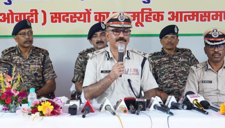 DGP अनुराग गुप्ता का चाईबासा दौरा, नक्सलवाद के खिलाफ सख्त कार्रवाई का निर्देश