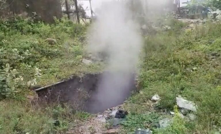 जमीन धंसने से गैस रिसाव, घनी आबादी वाले इलाके में दहशत का माहौल