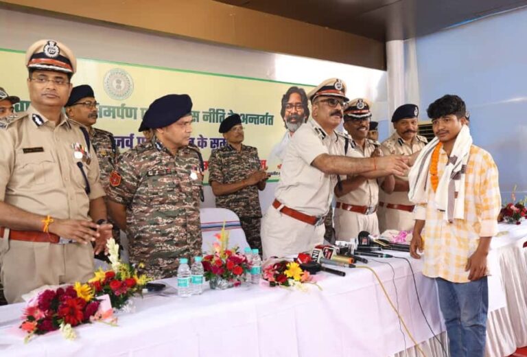 चाईबासा में 10 नक्सलियों का सरेंडर, DGP अनुराग गुप्ता के सामने डाले हथियार