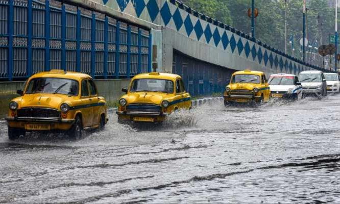कोलकाता में भारी बारिश से रेल यातायात ठप, ट्रेनें कैंसल-रि-शेड्यूल