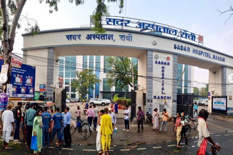 रांची सदर अस्पताल में 300 नर्सों की हड़ताल, डिप्टी सुपरिटेंडेंट ने दिया भरोसा, तो काम पर लौटीं
