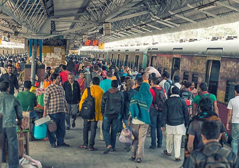 देश में यहां इस स्टेशन पर 24 घंटे से फंसे 1500 यात्री, अंडमान एक्सप्रेस समेत कई ट्रेनें रुकीं