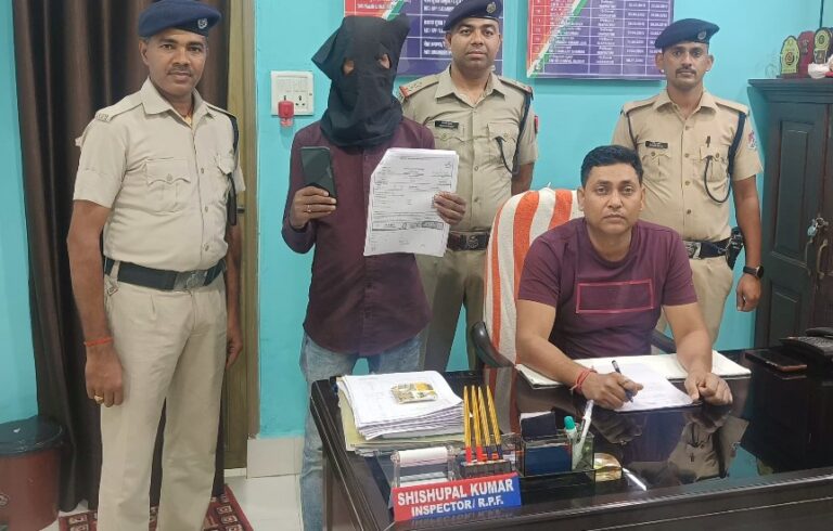 बिना लाइसेंस के बेचता था ओवरचार्ज टिकट, ब्लैकमेलर हिरालाल राम अरेस्ट