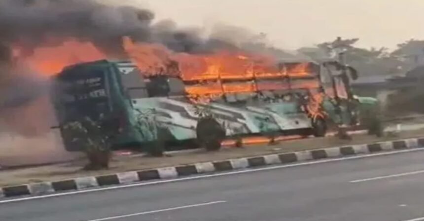 ranchi-kharsidag-moving-bus-catches-fire-passengers-safe