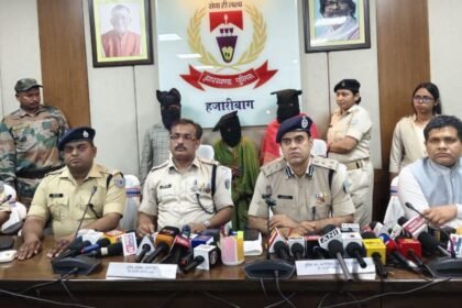 हजारीबाग के विष्णुगढ़ क्षेत्र में अंधविश्वास के चलते मां द्वारा बेटी की हत्या के मामले में जांच करती पुलिस टीम