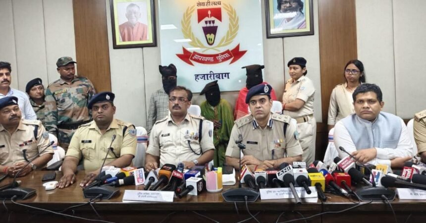 हजारीबाग के विष्णुगढ़ क्षेत्र में अंधविश्वास के चलते मां द्वारा बेटी की हत्या के मामले में जांच करती पुलिस टीम