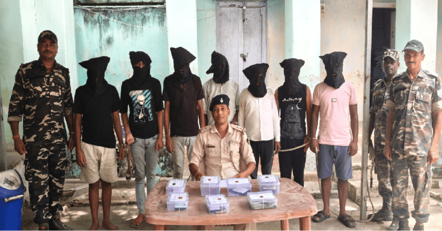Deoghar police nabbed 7 cyber criminals who duped people by posing as customer care representatives.