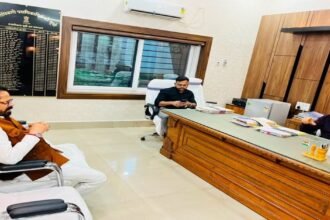 JMM, Shatrudhan Prasad Mandal, DFO Vikas Kumar Ujjwal