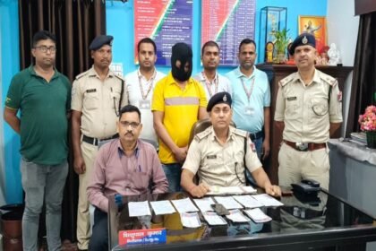 रांची में RPF और CIB की संयुक्त कार्रवाई में अवैध रेलवे टिकट दलाली का खुलासा हुआ। आरोपी गिरफ्तार, 29,275 रुपये के टिकट, मोबाइल और आरक्षण मांग-पत्र बरामद किए गए।