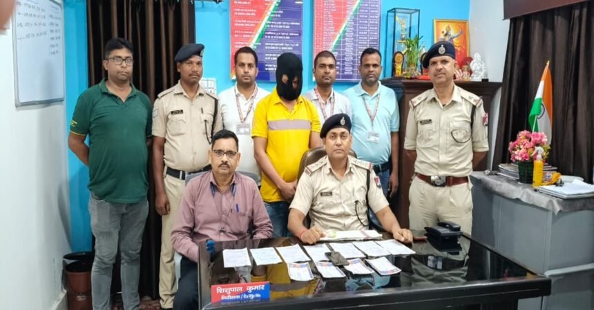 रांची में RPF और CIB की संयुक्त कार्रवाई में अवैध रेलवे टिकट दलाली का खुलासा हुआ। आरोपी गिरफ्तार, 29,275 रुपये के टिकट, मोबाइल और आरक्षण मांग-पत्र बरामद किए गए।
