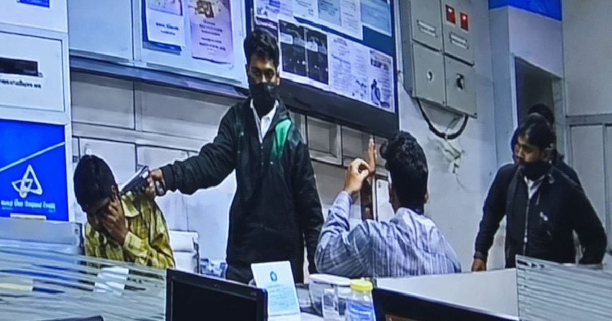 गोलमुरी स्थित केनरा बैंक: में दिनदहाड़े बैंक डकैती! बैंक में घुसे 5-6 हथियारबंद अपराधी, 42 लाख से ज्यादा कैश लेकर फरार गोलमुरी स्थित केनरा बैंक: में दिनदहाड़े बैंक डकैती! बैंक में घुसे 5-6 हथियारबंद अपराधी, 42 लाख से ज्यादा कैश लेकर फरार