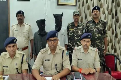 Chaibasa News, West Singhbhum News, Jharkhand News, Chaibasa Police, Scooty Theft, TVS Scooty, Two Accused Arrested, Yash Gop, Vivek Tiu, Sadar Police Station, Vehicle Theft, Jharkhand Crime News, Police Investigation, Stolen Vehicle Recovered