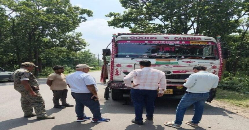 Chatra news, Chatra transport department, Simaria Tandwa road, overloading fine Chatra, Dilip Kumar DTO, Jharkhand traffic news, Chatra latest updates