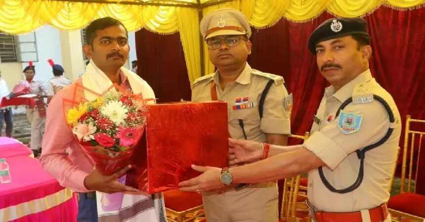 Giridih News, Police Commemoration Day, SP Dr Vimal Kumar, Martyr Memorial, Tribute, Jharkhand Police, Latest News