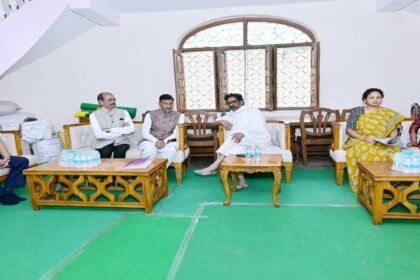 Hemant Soren, Rupi Soren, Rupi Soren Death, Jharkhand News, Ramgarh News, Nemra News, Kalpana Soren, Sanjay Seth, Radha Krishna Kishore, Neera Yadav, Mamta Devi, Lambodar Mahato, Jharkhand Politics, Condolence Visit, Political Leaders Pay Tribute, Hemant Soren Family, Jharkhand Chief Minister, Rupi Soren Funeral, Latest Jharkhand News, Political News India