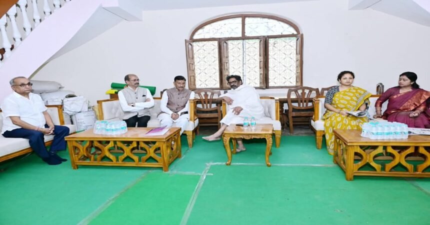 Hemant Soren, Rupi Soren, Rupi Soren Death, Jharkhand News, Ramgarh News, Nemra News, Kalpana Soren, Sanjay Seth, Radha Krishna Kishore, Neera Yadav, Mamta Devi, Lambodar Mahato, Jharkhand Politics, Condolence Visit, Political Leaders Pay Tribute, Hemant Soren Family, Jharkhand Chief Minister, Rupi Soren Funeral, Latest Jharkhand News, Political News India