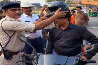 Jamshedpur news, traffic police initiative, Sakchi helmet distribution, road safety Jamshedpur, Jharkhand local news, traffic awareness