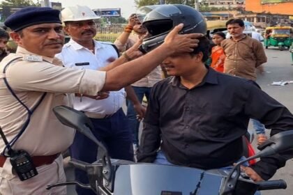 Jamshedpur news, traffic police initiative, Sakchi helmet distribution, road safety Jamshedpur, Jharkhand local news, traffic awareness