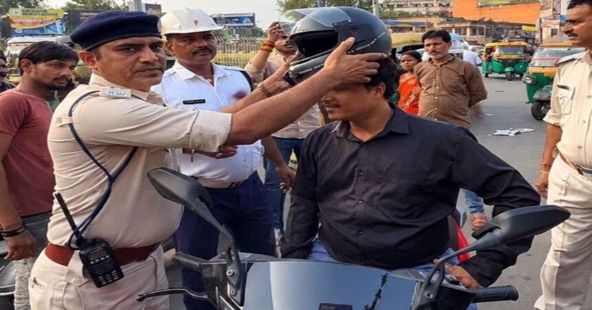 Jamshedpur news, traffic police initiative, Sakchi helmet distribution, road safety Jamshedpur, Jharkhand local news, traffic awareness