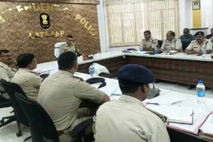 Latehar News, Durga Puja Security, SP Kumar Gaurav, Crime Meeting Latehar, Jharkhand Police, Law And Order, Latehar Police Action, Durga Puja Arrangements