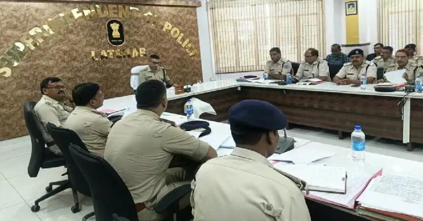 Latehar News, Durga Puja Security, SP Kumar Gaurav, Crime Meeting Latehar, Jharkhand Police, Law And Order, Latehar Police Action, Durga Puja Arrangements