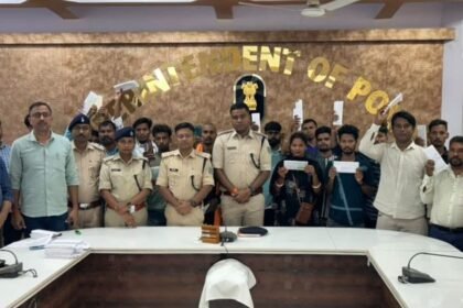 Latehar news, Latehar police, CEIR portal, lost mobile recovery, SP Kumar Gaurav, Jharkhand cyber cell, mobile tracking Latehar