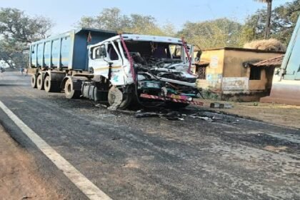 NH-33 accident, Chowka Jamshedpur news, heavy vehicles collision, Borang Tand village, Jharkhand road mishap, traffic jam NH33
