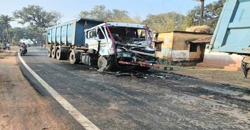 NH-33 accident, Chowka Jamshedpur news, heavy vehicles collision, Borang Tand village, Jharkhand road mishap, traffic jam NH33