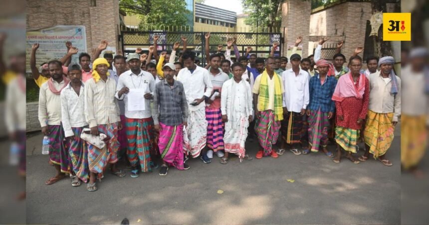 jamshedpur-kamalpur-illegal-stone-quarry-school-villagers-protest-dc